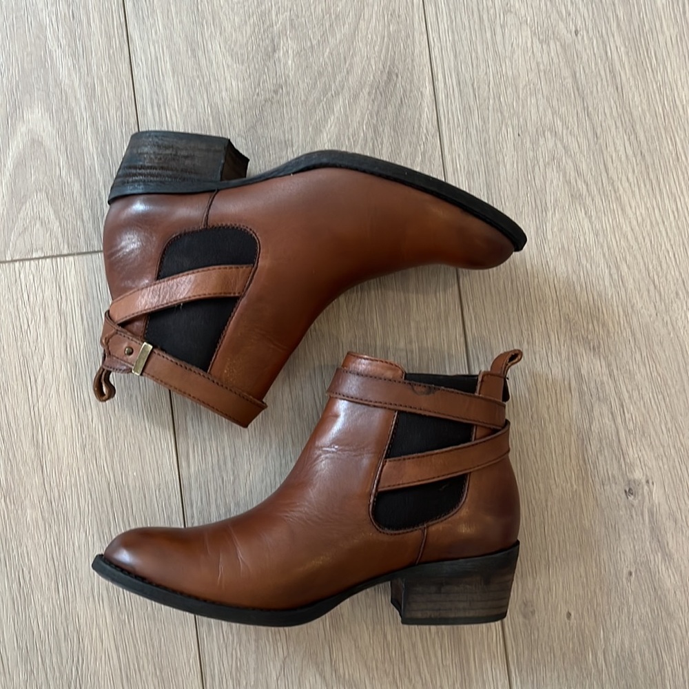 Via Libera size reddish brown color 6.5
